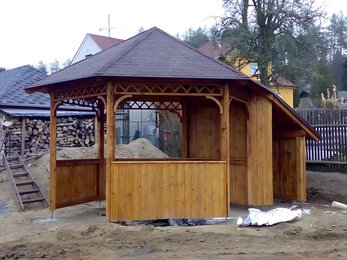 Šestiboký dřevěný altán se šindelovou střechou v Chotovinách