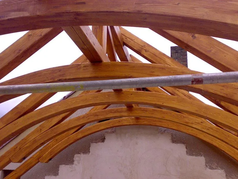 Detail zaobleného dřevěného oblouku a&nbsp;krokví krovu zblízka, Čekanice