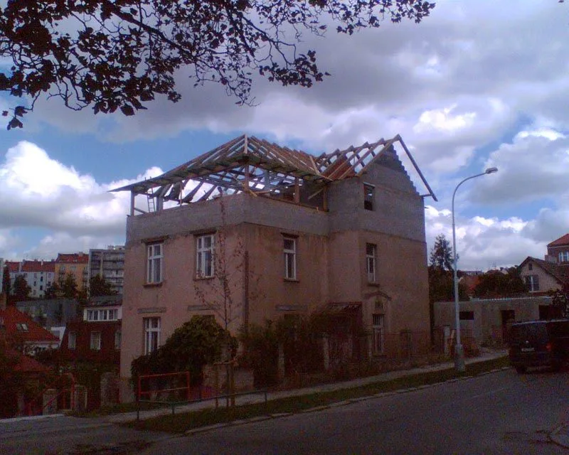 Nástavba patra a nový krov na městském domě, Praha