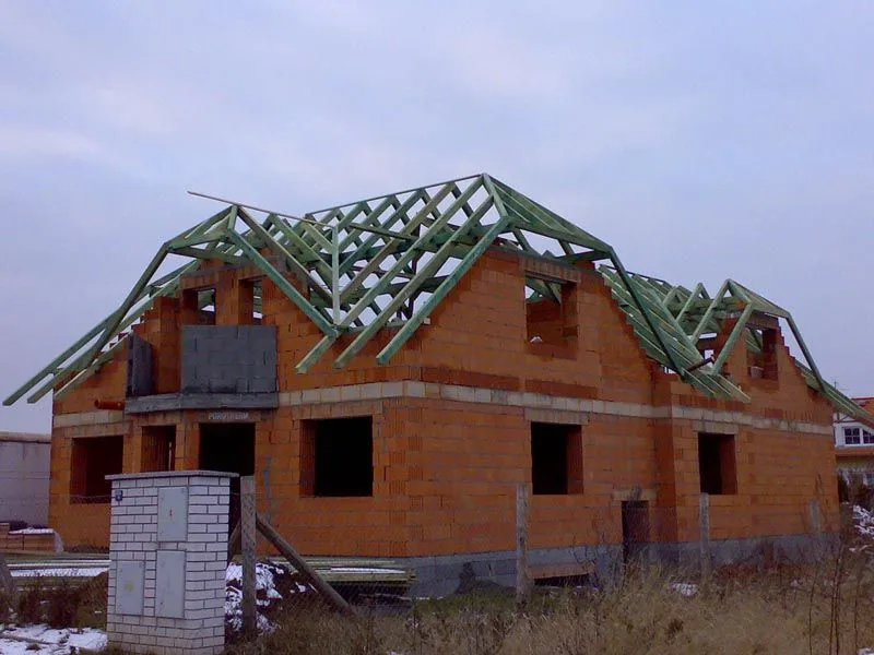 Krov s&nbsp;vikýři a&nbsp;zelenou pojistnou fólií nad zděným domem, Praha