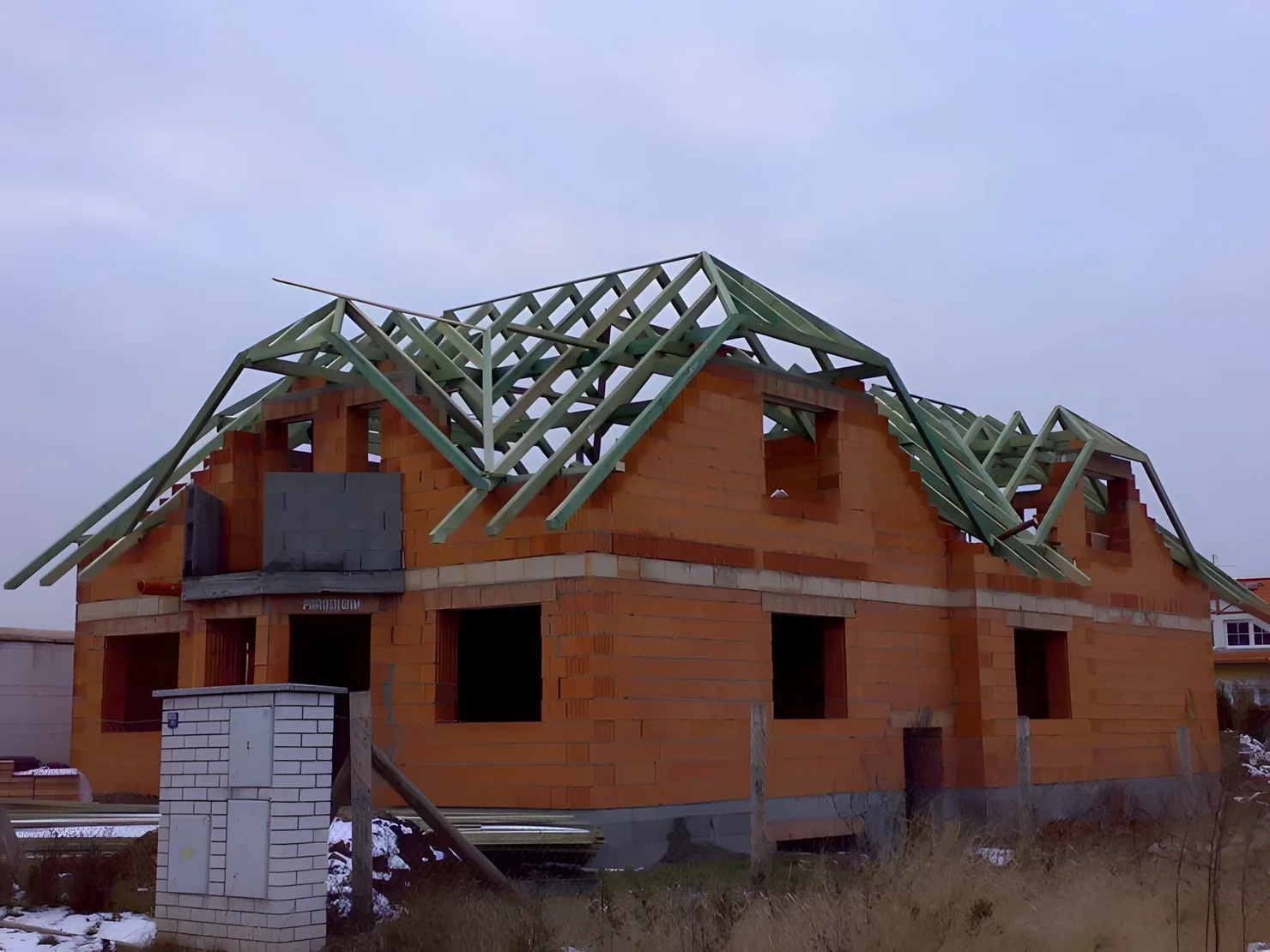 Valbový krov s&nbsp;vikýři ze zeleně impregnovaného řeziva nad zděnou novostavbou, Praha