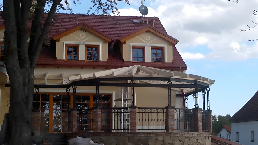 Dům s hotovou dřevěnou terasou a krytým přístřeškem, Chotoviny