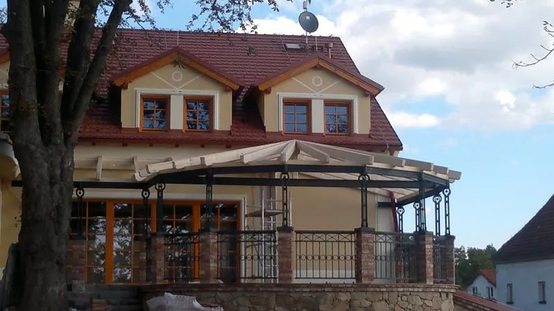 Dům s hotovou dřevěnou terasou a krytým přístřeškem, Chotoviny