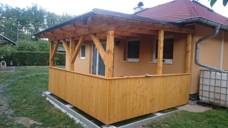 Dřevěný zahradní domek s&nbsp;valbovou střechou
