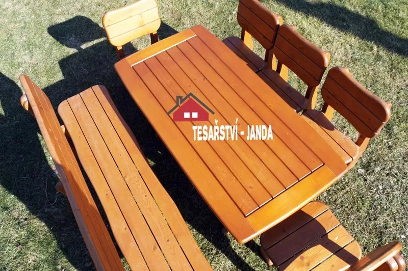 Dřevěný zahradní set stůl a&nbsp;lavice s&nbsp;vypáleným logem Tesařství Janda